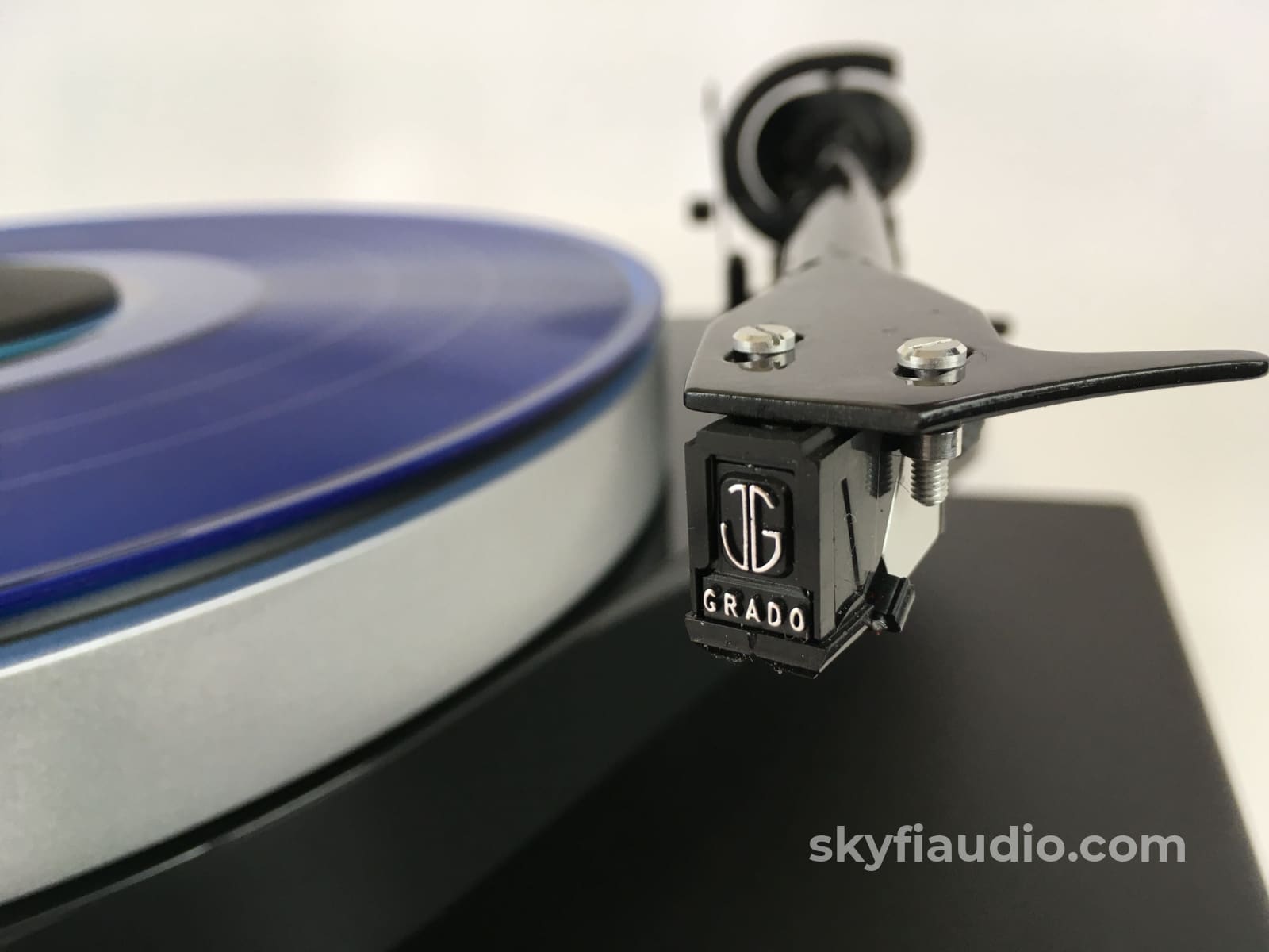 Pro-Ject Audio Rm-5 Se Turntable With New Grado Cartridge And Seismic Sink Base