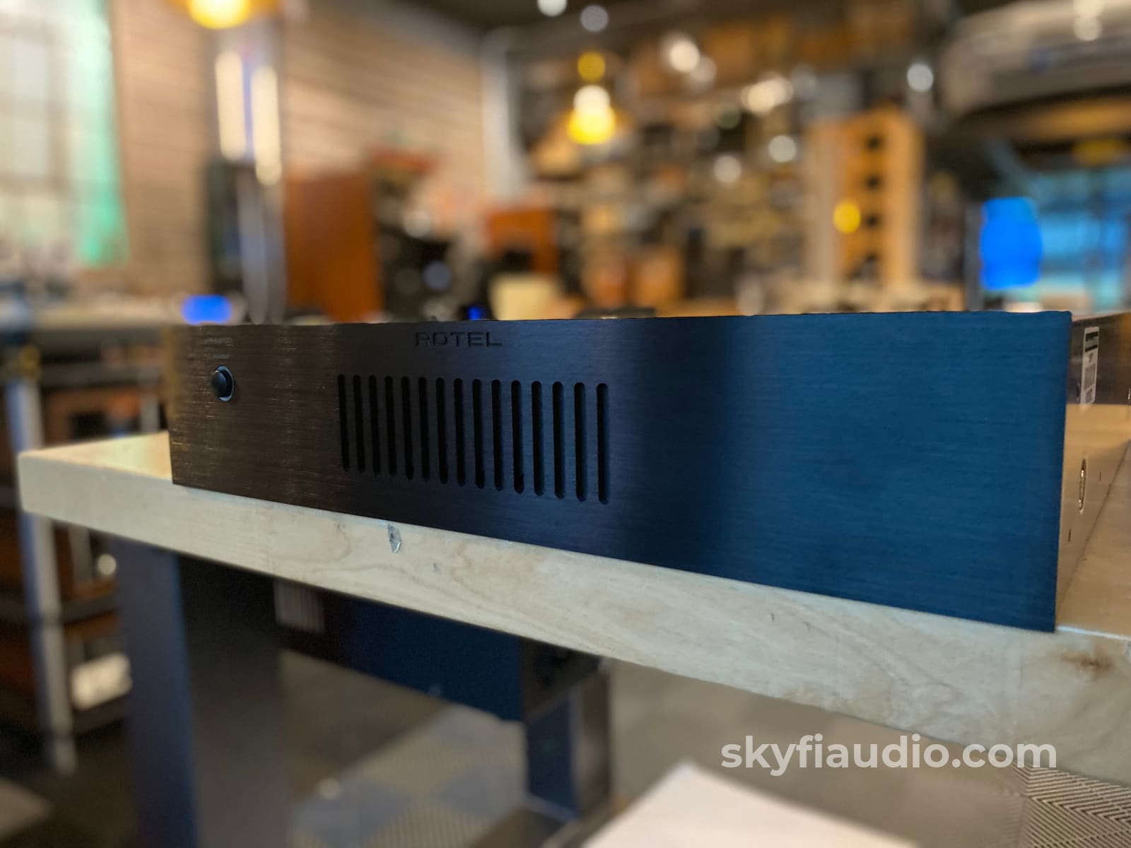 Rotel Rkb-8100 - 8X100 Channel Theater Or Multi Room Amplifier