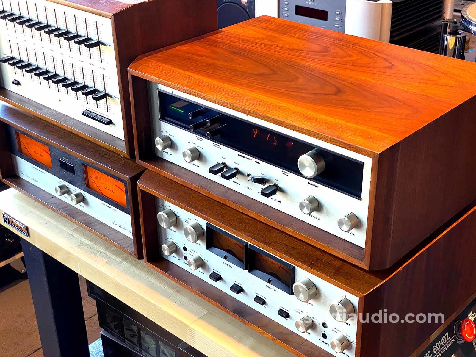 Sae 4 Piece Vintage System In Wood Cabinets - Wow!