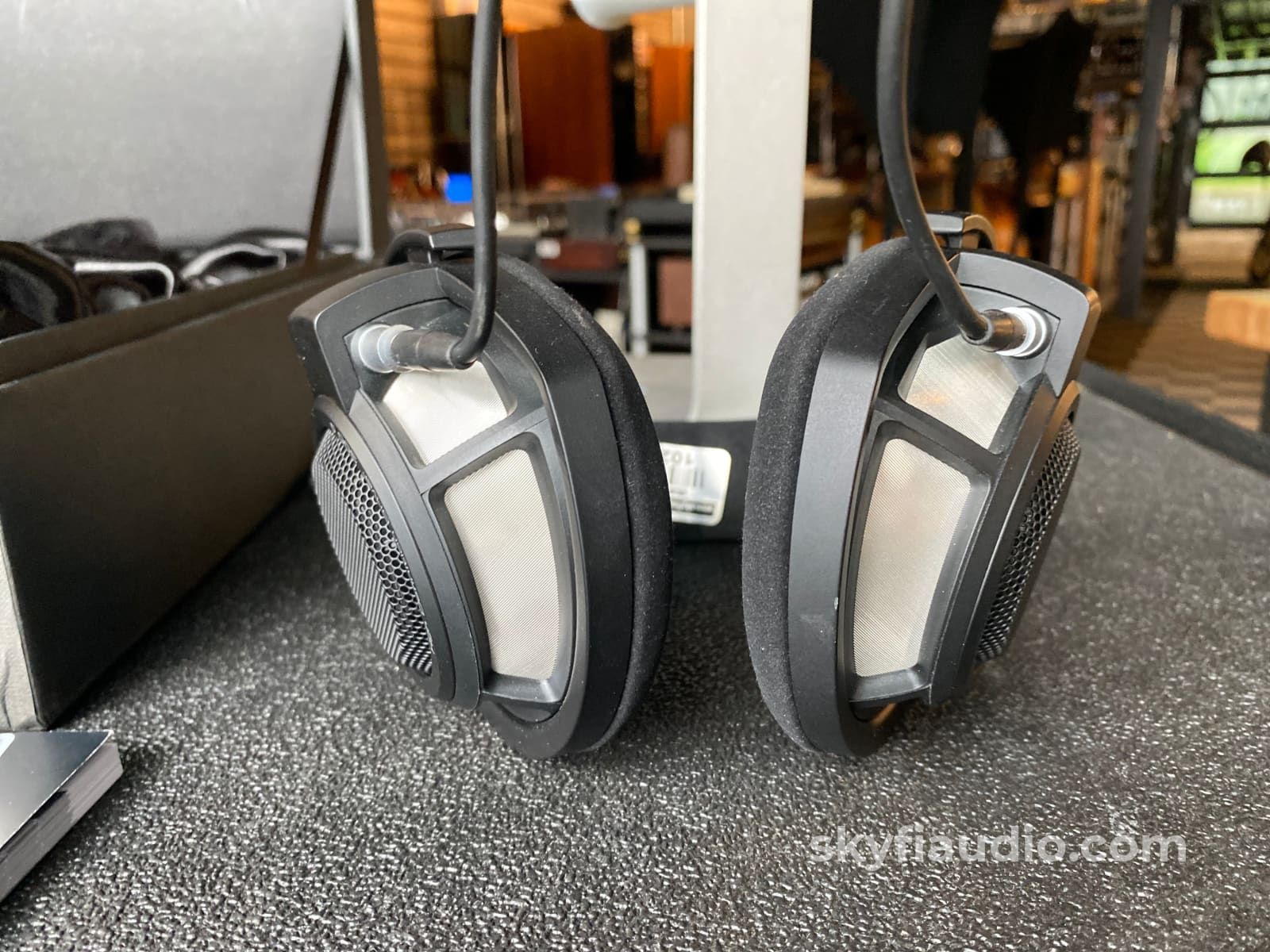 Sennheiser Hd800 Dynamic Reference Headphones - Super Clean Accessory