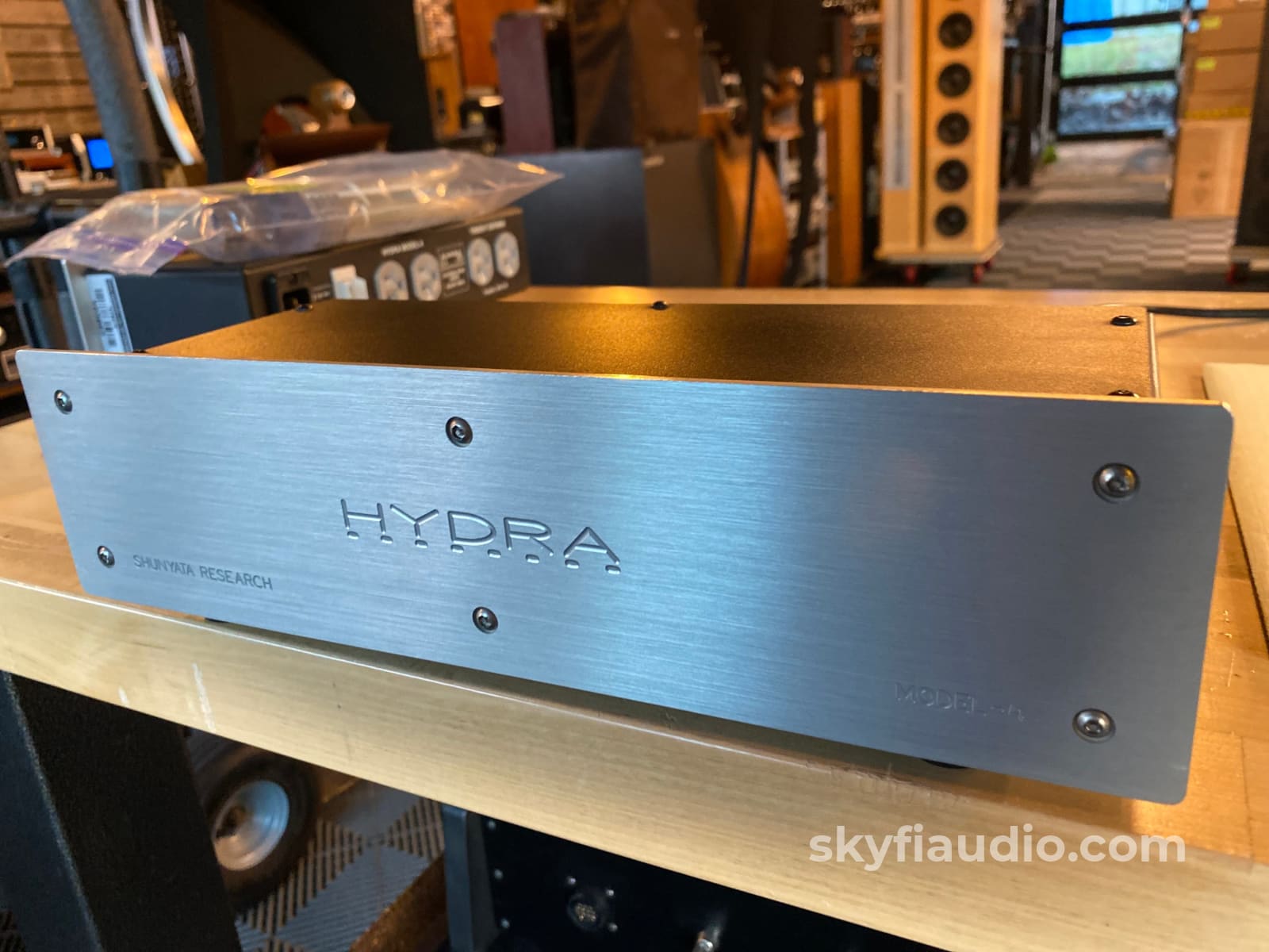Shunyata Research Hydra Model-4 Power Conditioner W/ 6Ft Diamondback Cable