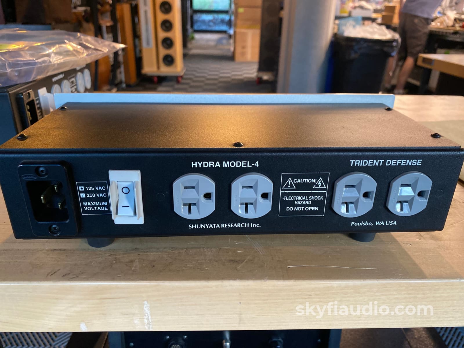 Shunyata Research Hydra Model-4 Power Conditioner W/ 6Ft Diamondback Cable