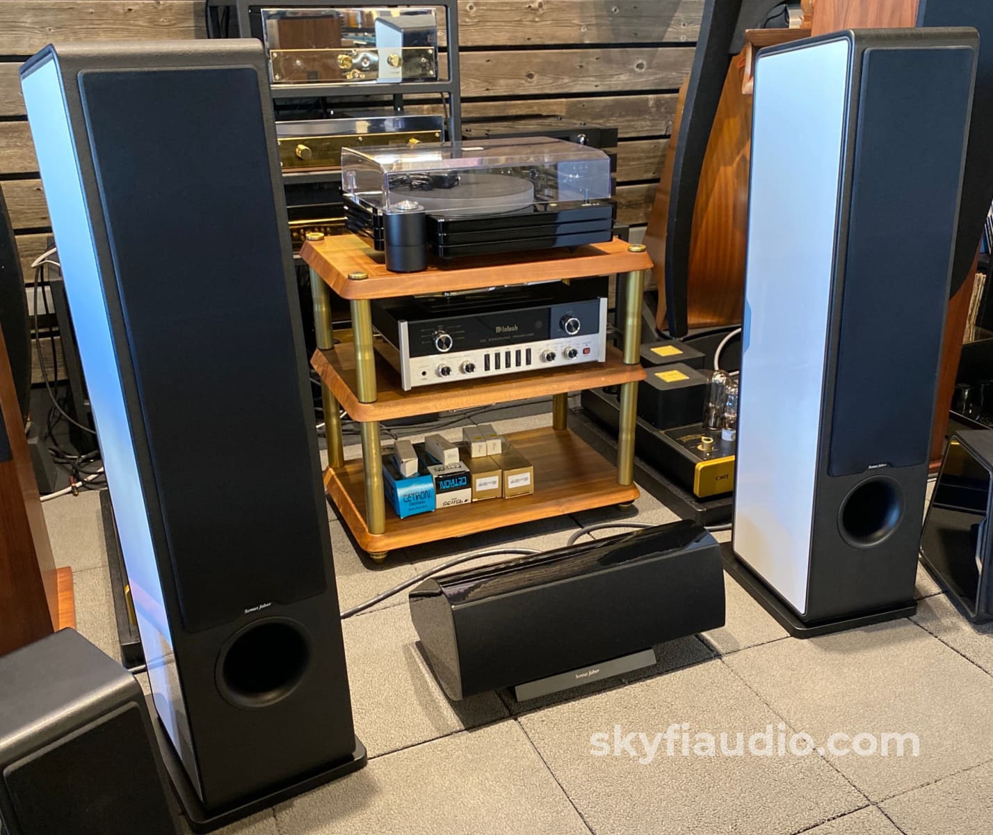 Sonus Faber Chameleon T - Floorstanding Speakers In White/Black