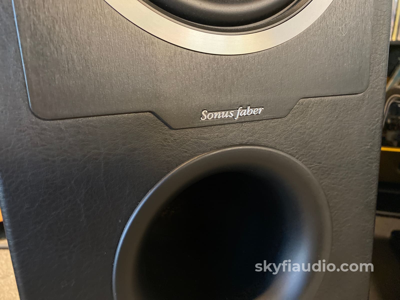 Sonus Faber Chameleon T - Floorstanding Speakers In White/Black