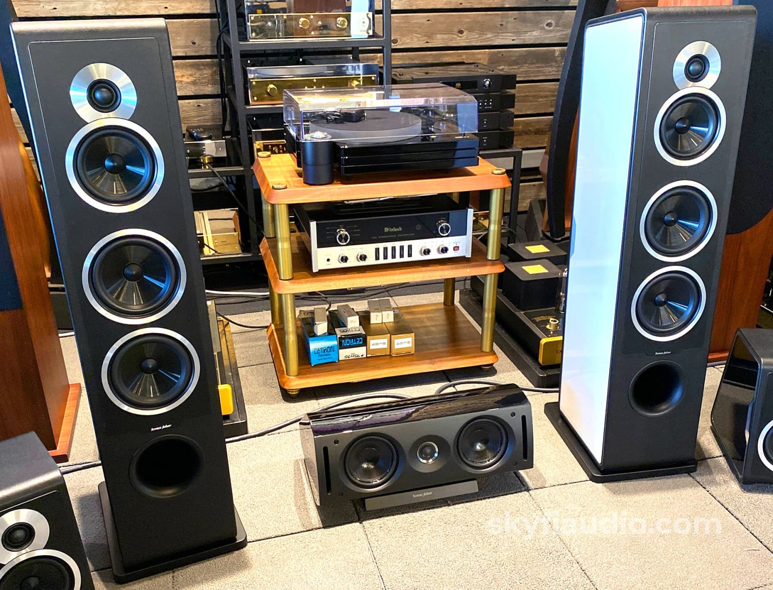 Sonus Faber Chameleon T - Floorstanding Speakers In White/Black