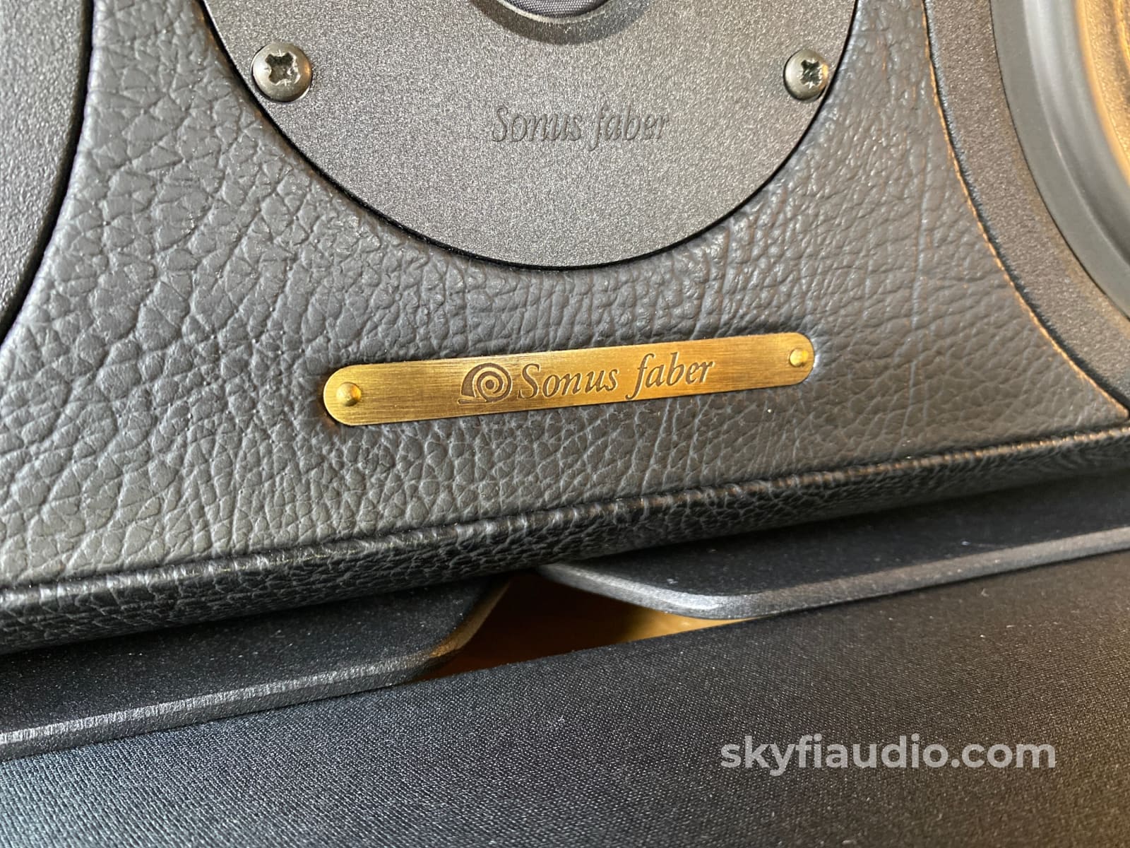 Sonus Faber Solo Center Channel Speaker W/ Tilt Stand Speakers