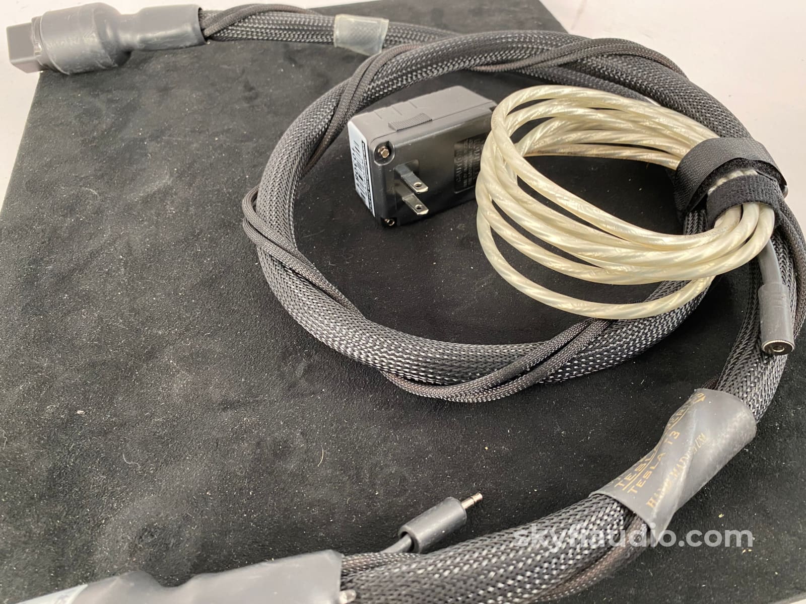 Synergistic Research - Tesla T3 Power Cable 20 Amp 5Ft Cables