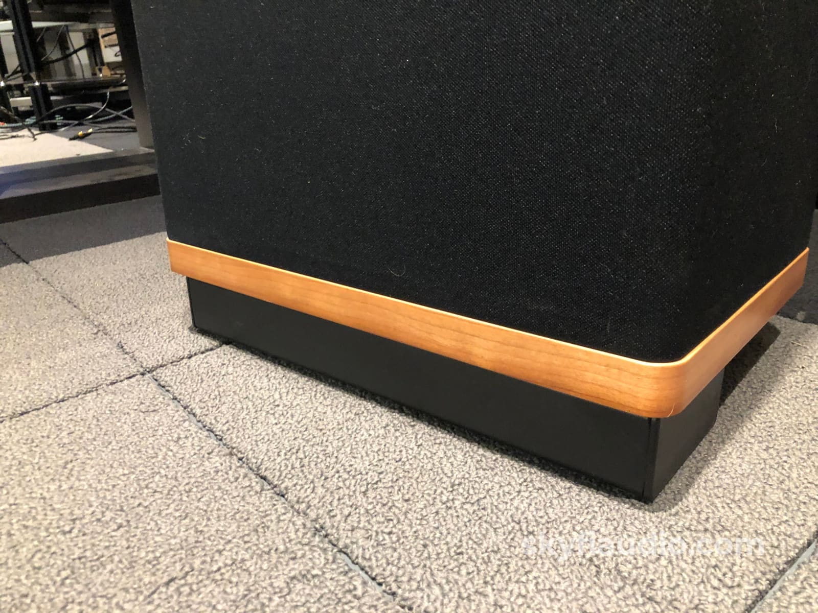 Vandersteen Model 2Ce Signature Ii 30Th Anniversary Speakers With Sound Anchor Stands