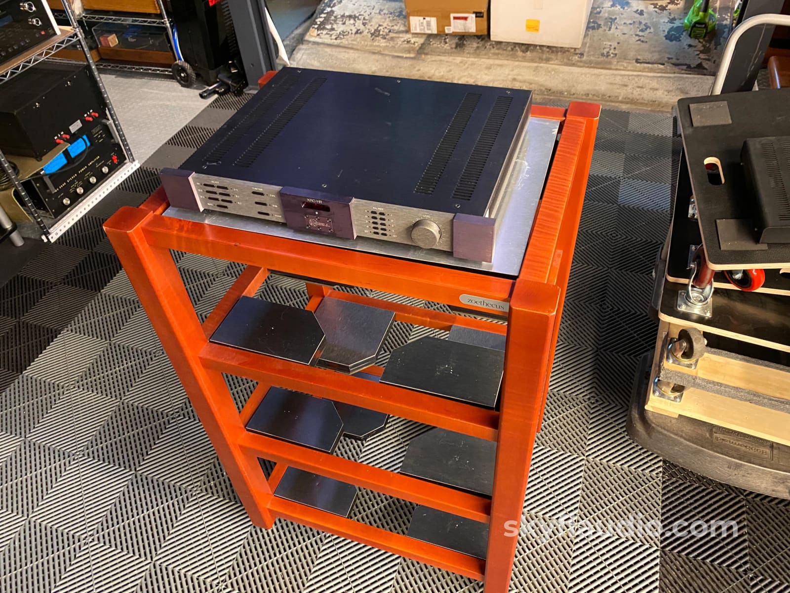 Zoethecus Four Shelf Isolating Audio Rack (40) With Z-Slab Accessory