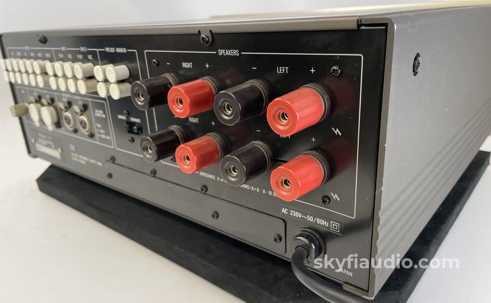 Accuphase E-406 Integrated Amplifier W/Phono And Balanced Connections