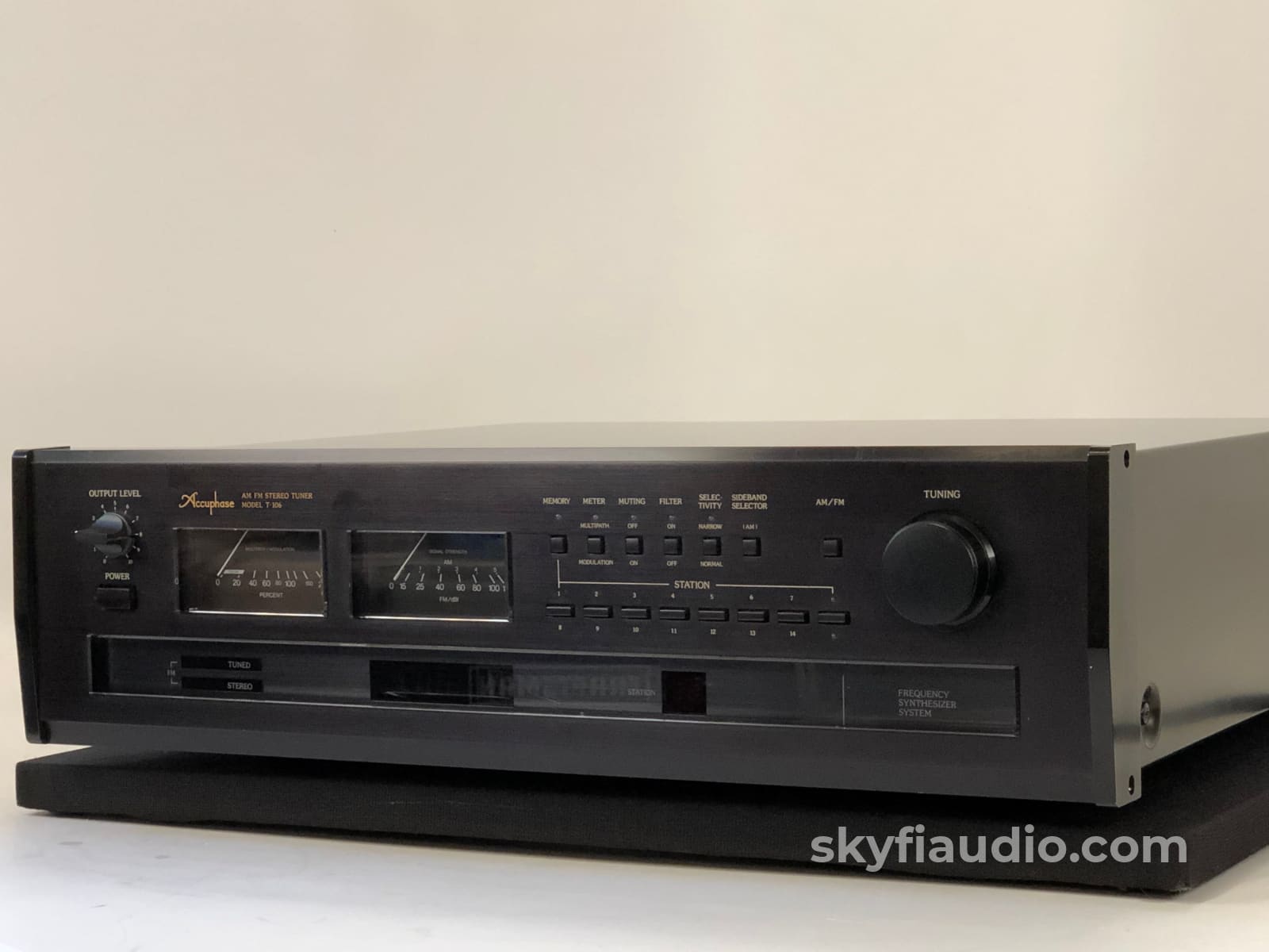 Accuphase T-106 Digital AM-FM Stereo Tuner