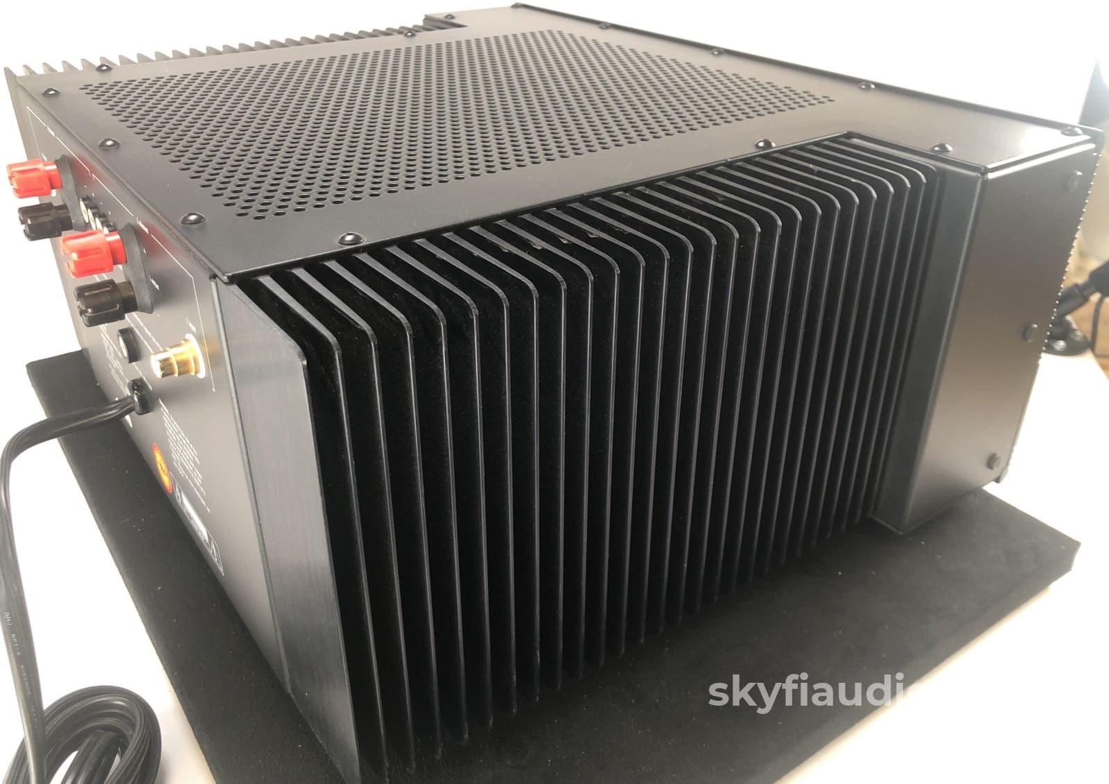 Adcom Gfa-5500 Amplifier - 200 Watts Per Channel