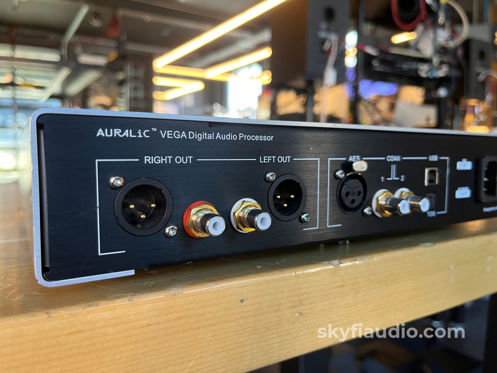 Auralic Vega Digital Preamplifier And 32-Bit 384Khz Dac (Dsd/Dxd) Cd +