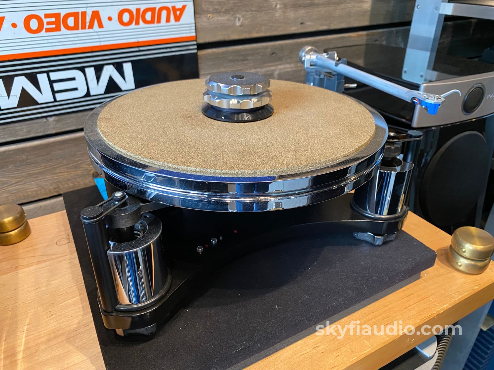 Avid Hifi Volvere Turntable With Rega Tonearm And Cartridge