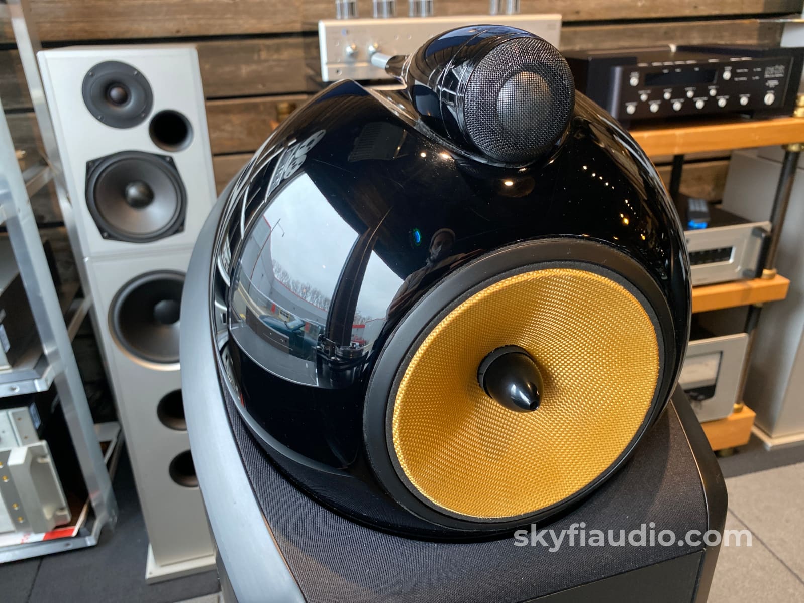 B&W (Bowers & Wilkins) Nautilus 802 Speakers In Black - Minty