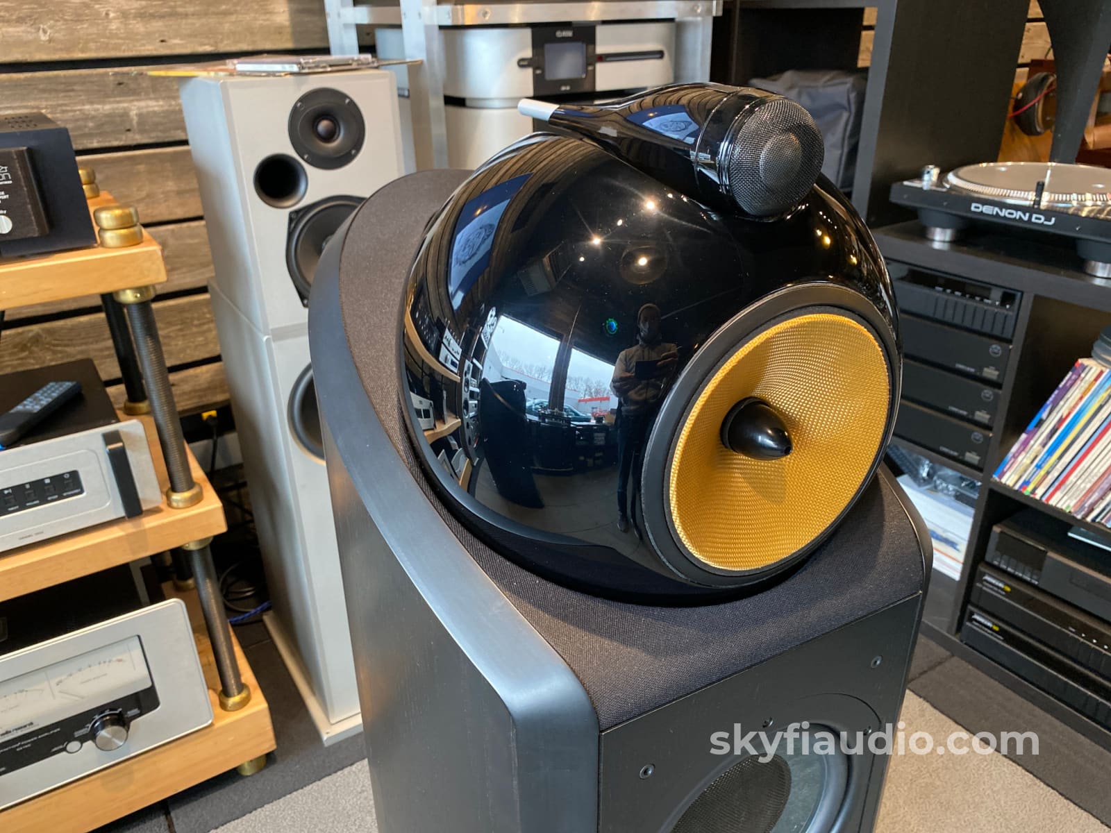 B&W (Bowers & Wilkins) Nautilus 802 Speakers In Black - Minty