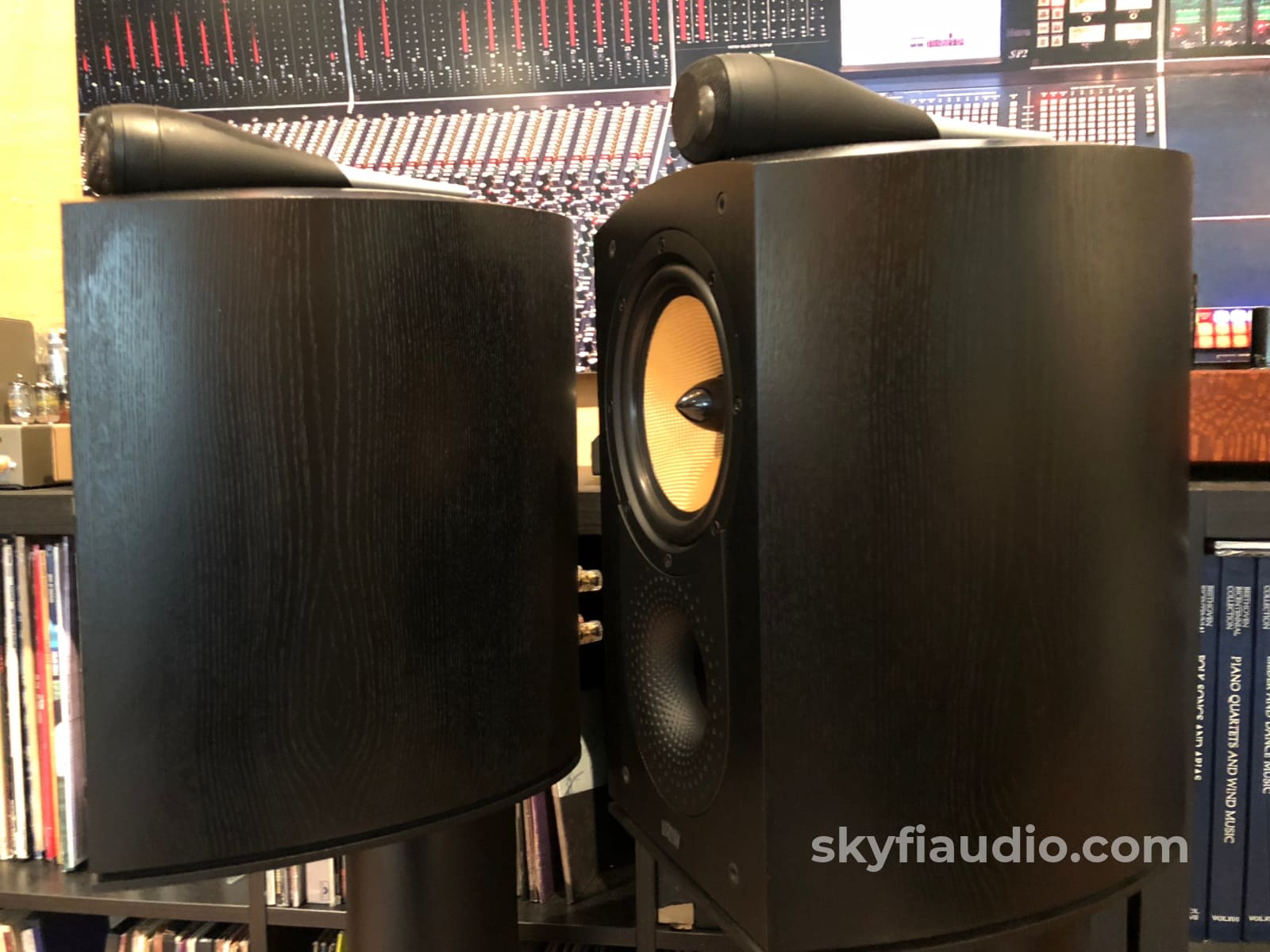 B&W (Bowers & Wilkins) Nautilus 805 With Matching Stands Speakers