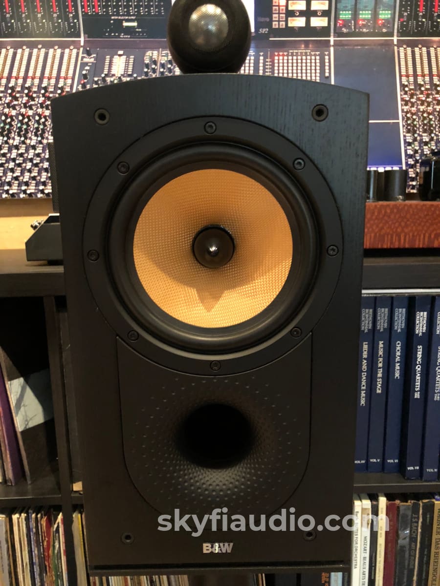 B&W (Bowers & Wilkins) Nautilus 805 With Matching Stands Speakers