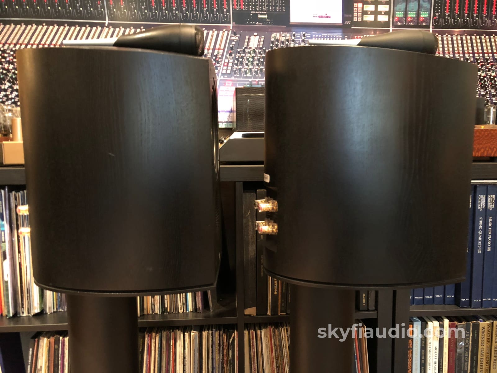 B&W (Bowers & Wilkins) Nautilus 805 With Matching Stands Speakers