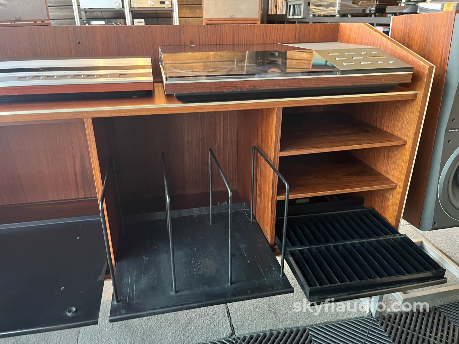 Bang & Olufsen B&O Beomaster 1900 Receiver Beogram 8000 Turntable and Beovox S80.2 speakers W/ Original Cabinet - Rare