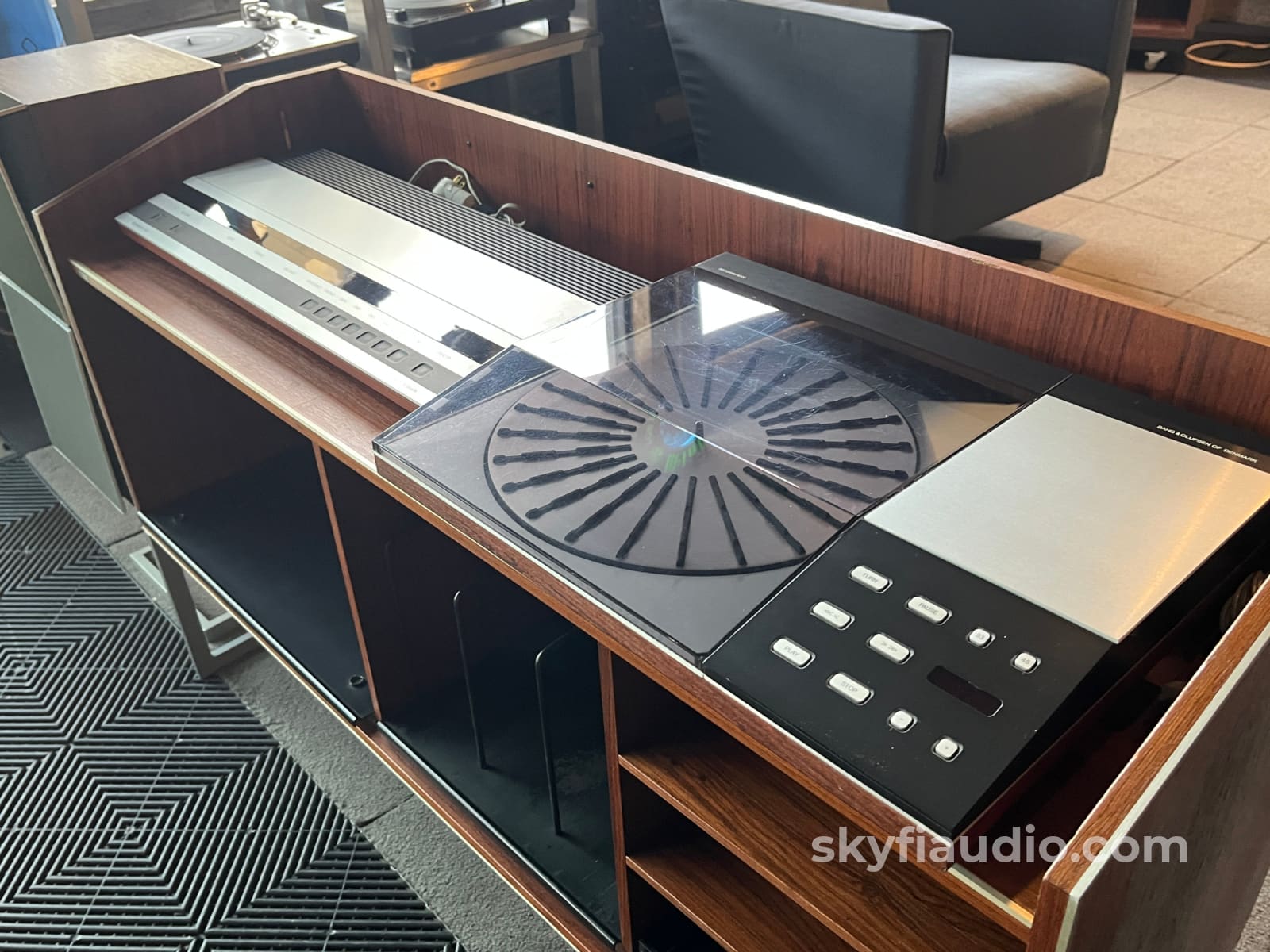 Bang & Olufsen B&O Beomaster 1900 Receiver Beogram 8000 Turntable and Beovox S80.2 speakers W/ Original Cabinet - Rare