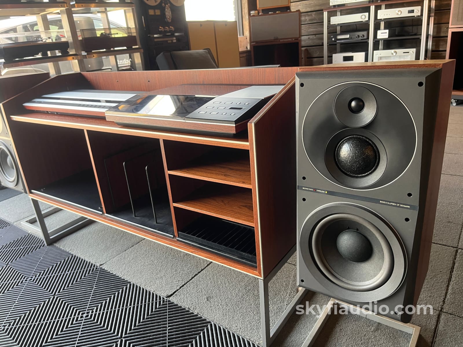 Bang & Olufsen B&O Beomaster 1900 Receiver Beogram 8000 Turntable and Beovox S80.2 speakers W/ Original Cabinet - Rare