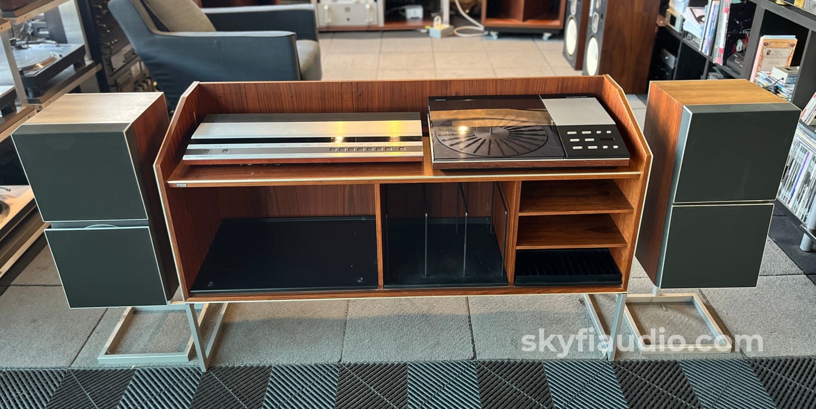 Bang & Olufsen B&O Beomaster 1900 Receiver Beogram 8000 Turntable and Beovox S80.2 speakers W/ Original Cabinet - Rare