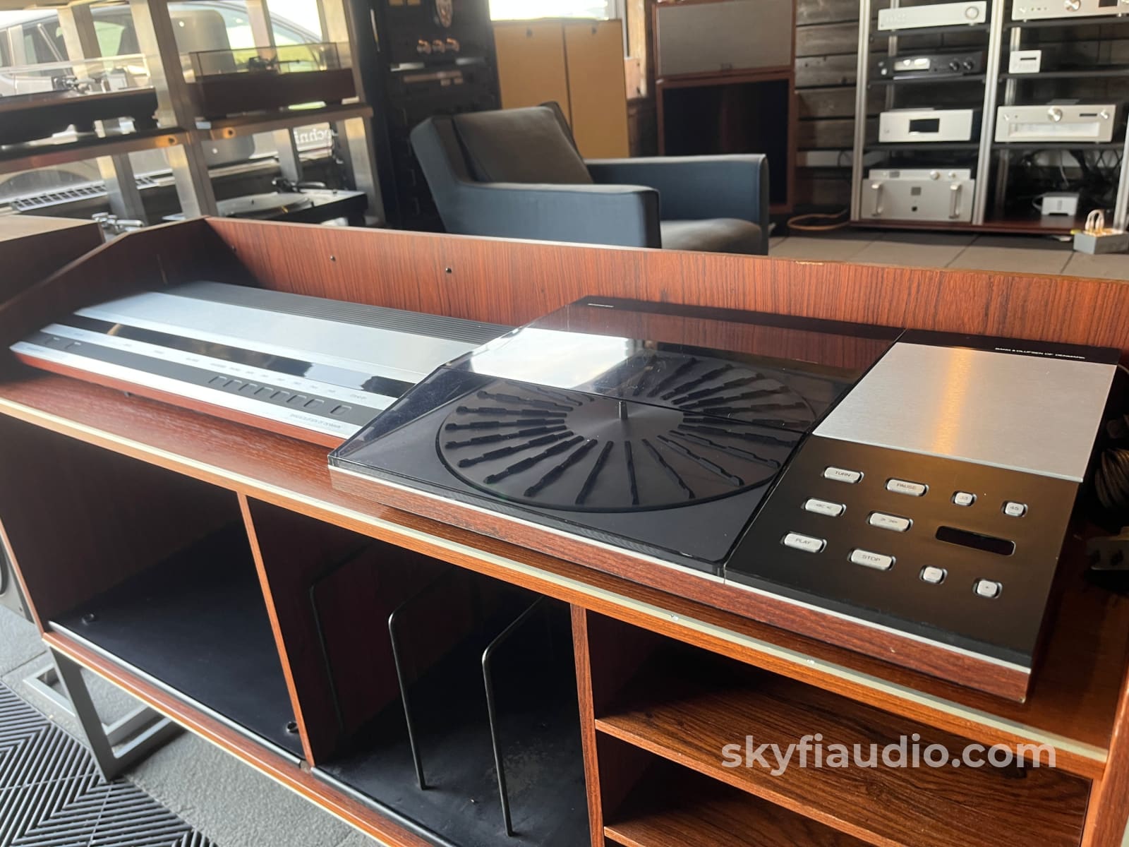 Bang & Olufsen B&O Beomaster 1900 Receiver Beogram 8000 Turntable and Beovox S80.2 speakers W/ Original Cabinet - Rare