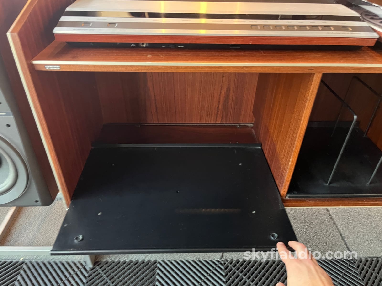 Bang & Olufsen B&O Beomaster 1900 Receiver Beogram 8000 Turntable and Beovox S80.2 speakers W/ Original Cabinet - Rare