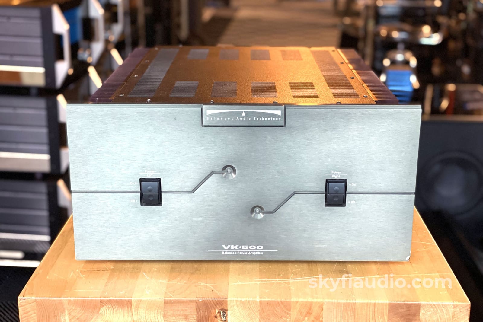 Bat (Balanced Audio Technology) Vk-500 Fully Balanced Amplifier - 250W / 450W