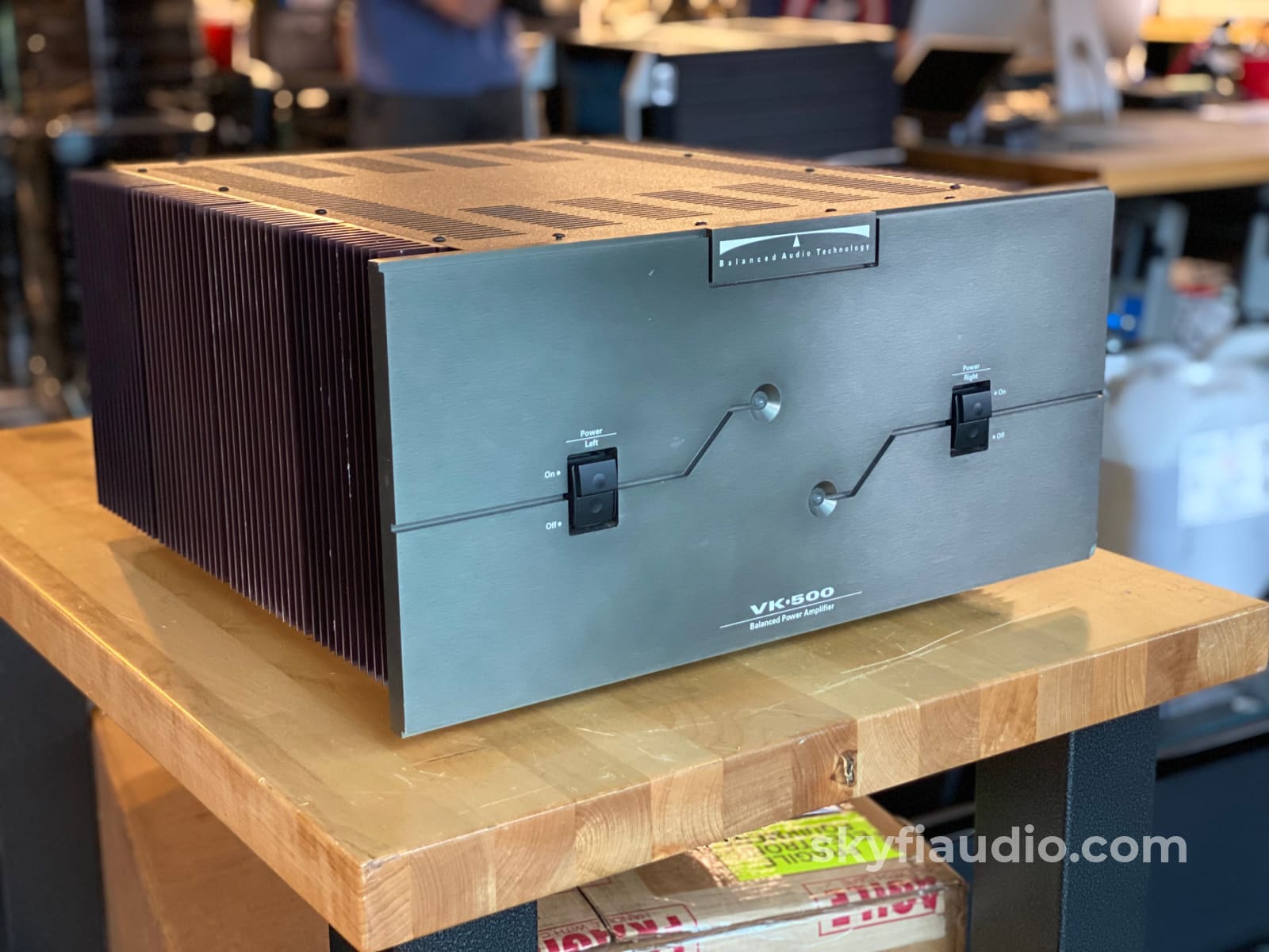 Bat (Balanced Audio Technology) Vk-500 Fully Balanced Amplifier - 250W / 450W