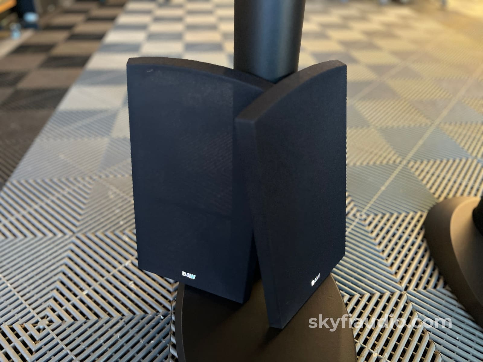 Bowers and Wilkins B&W Nautilus 805 Speakers W/ Stands Speakers