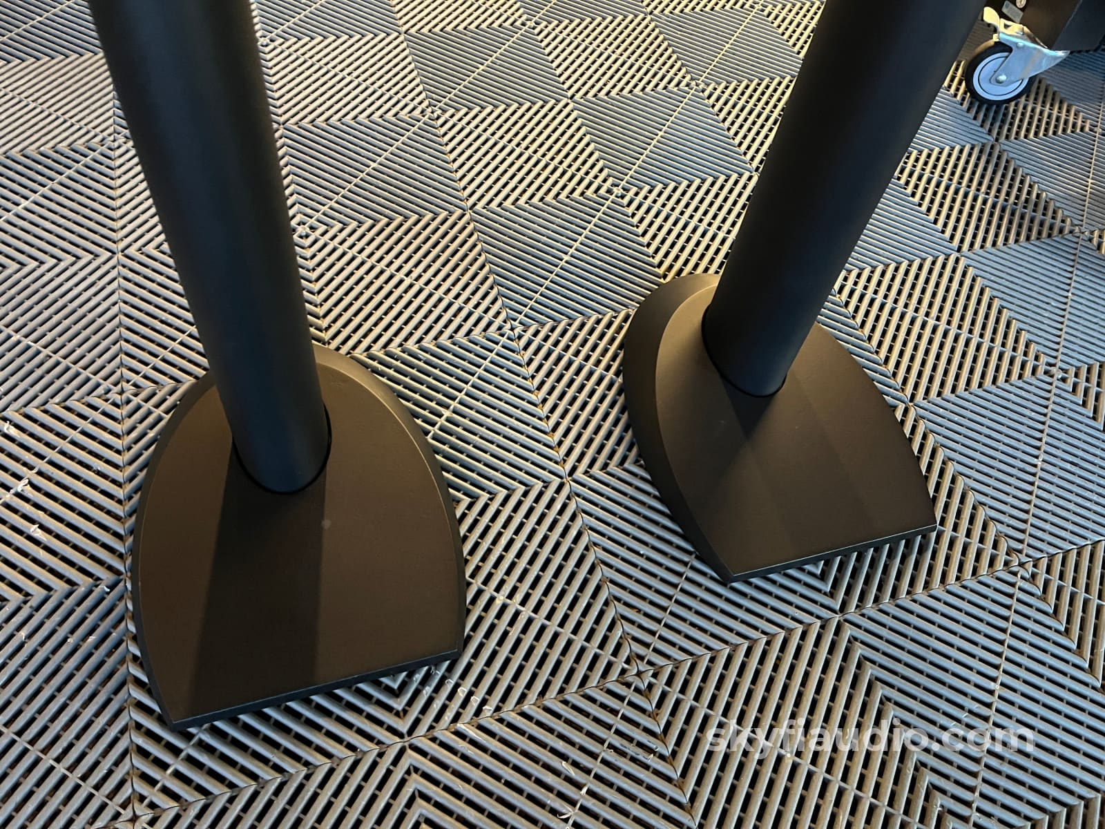 Bowers and Wilkins B&W Nautilus 805 Speakers W/ Stands Speakers