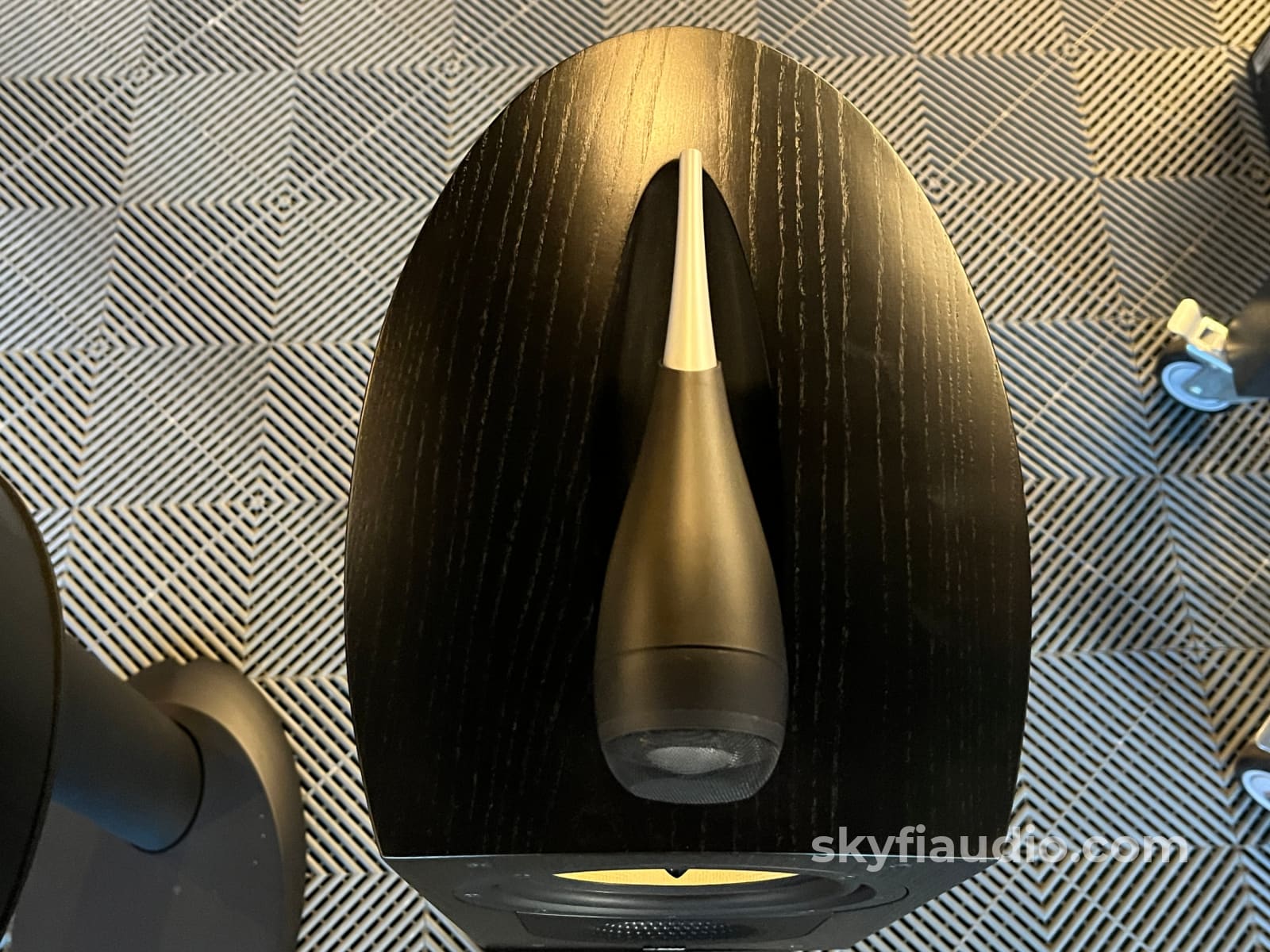 Bowers and Wilkins B&W Nautilus 805 Speakers W/ Stands Speakers