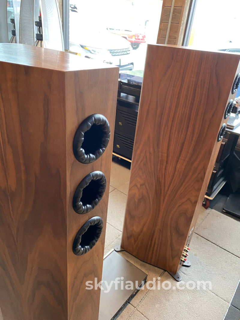 Bryston Model T Signature Active Loudspeaker System With Bax-1 Dsp Crossover Speakers