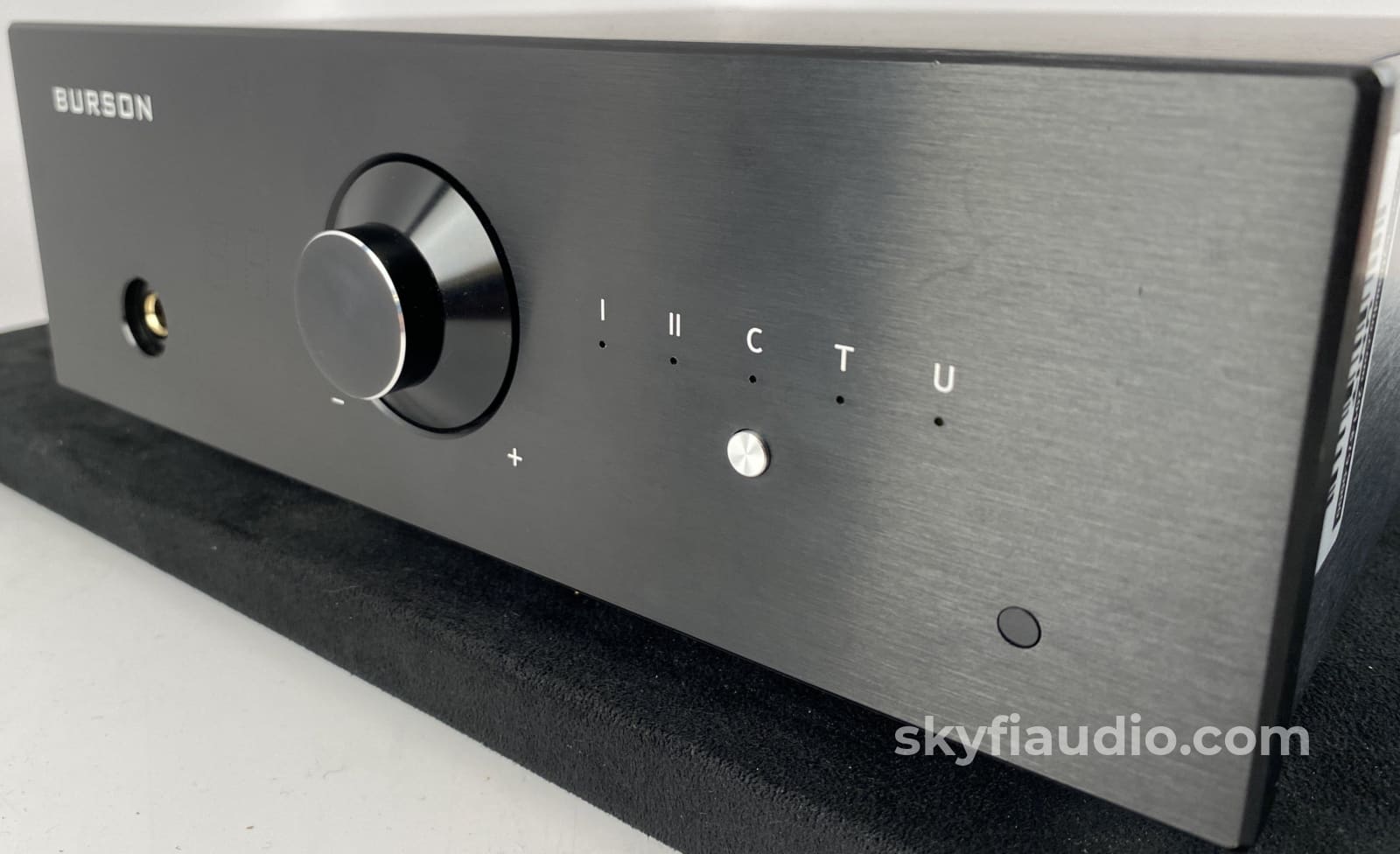 Burson Audio Conductor V2 - Desktop Headphone Amplifier W/Remote