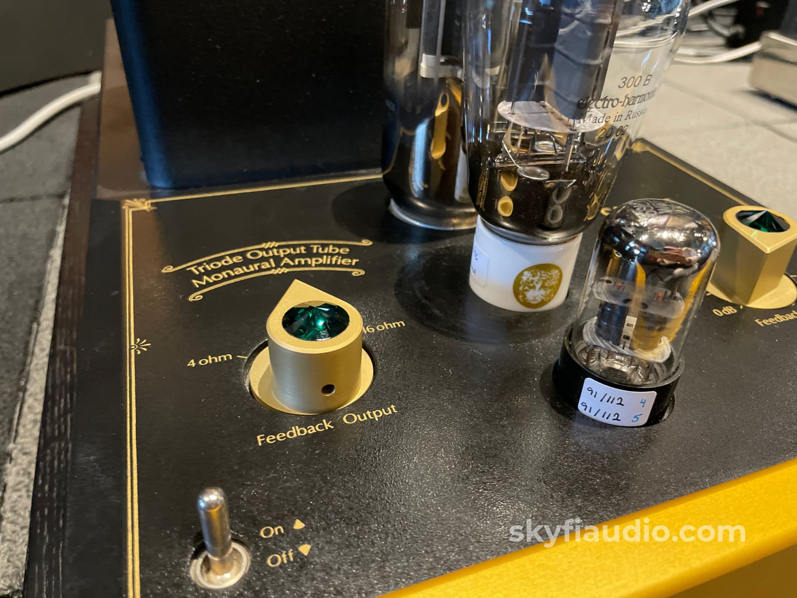 Cary Audio Design Cad-805 - Single-Ended Tube Monoblock Amplifiers With Matching Stands Amplifier
