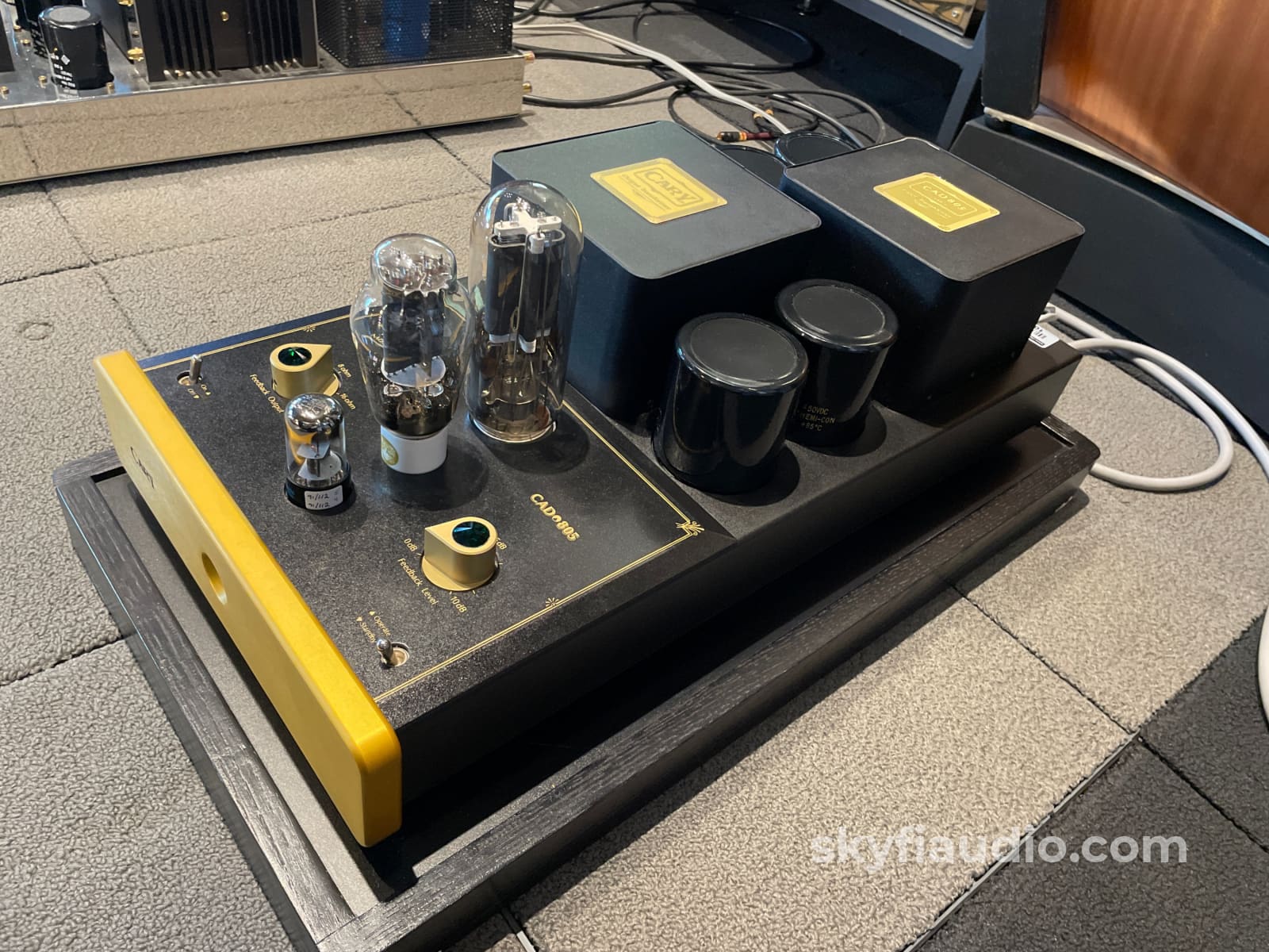 Cary Audio Design Cad-805 - Single-Ended Tube Monoblock Amplifiers With Matching Stands Amplifier