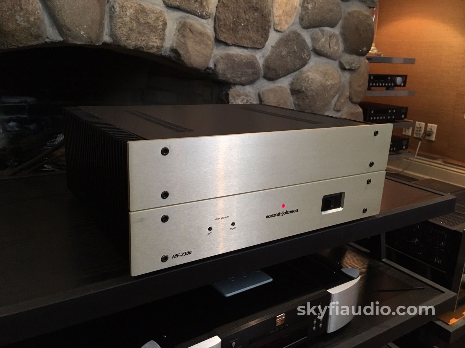 Conrad-Johnson Mf2300 Solid State Amplifier