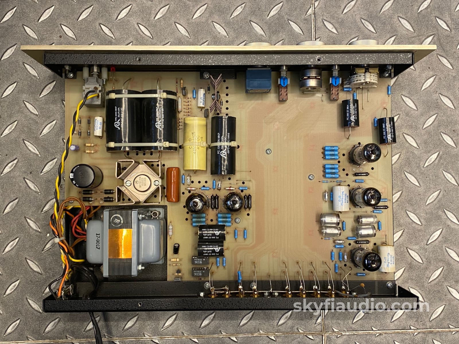 Conrad Johnson Pv10A All Tube Preamp With Phono Input Preamplifier