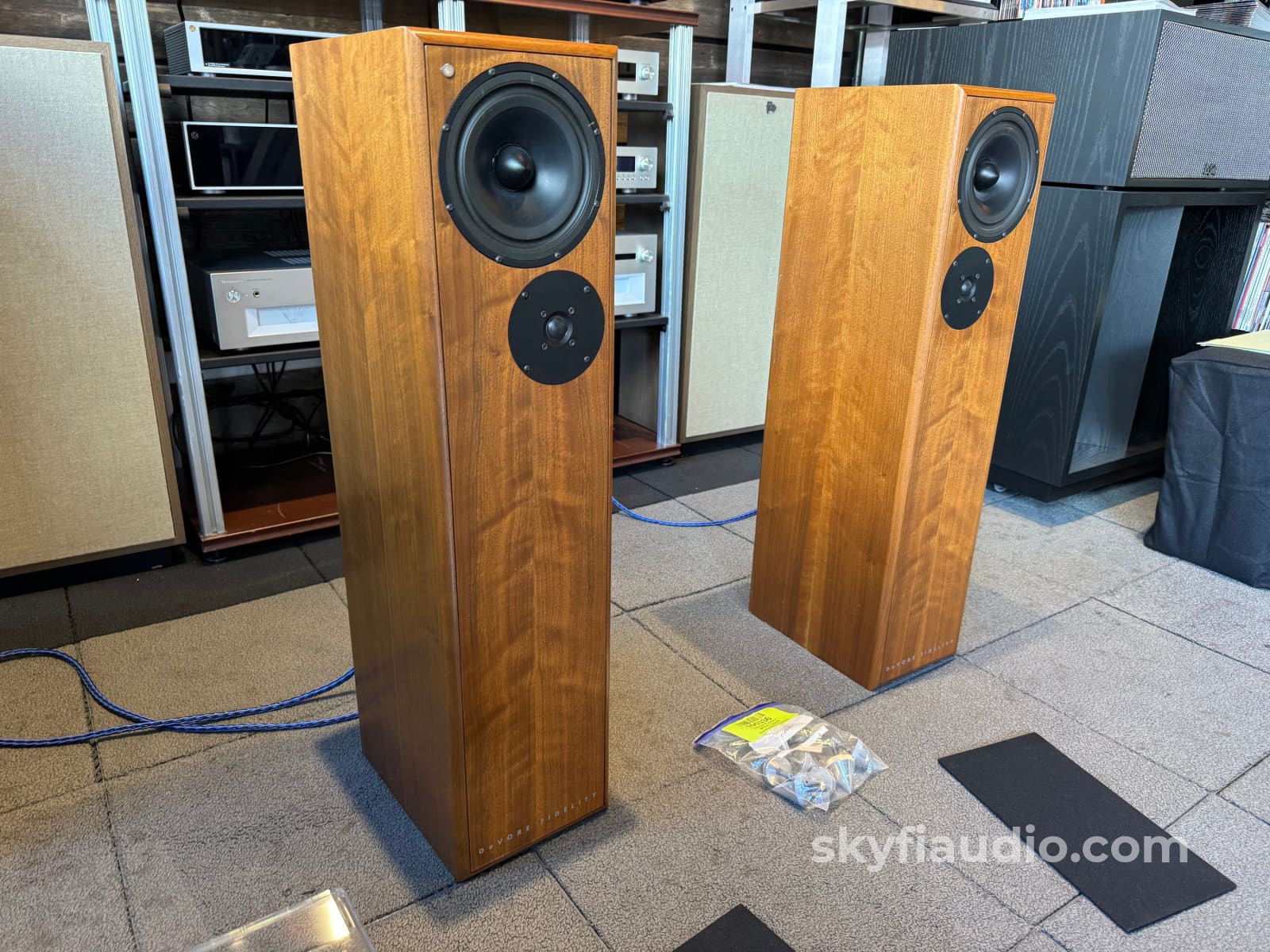 Devore Fidelity Gibbon Super 8 Speakers In Gorgeous Walnut Finish Made Nyc!