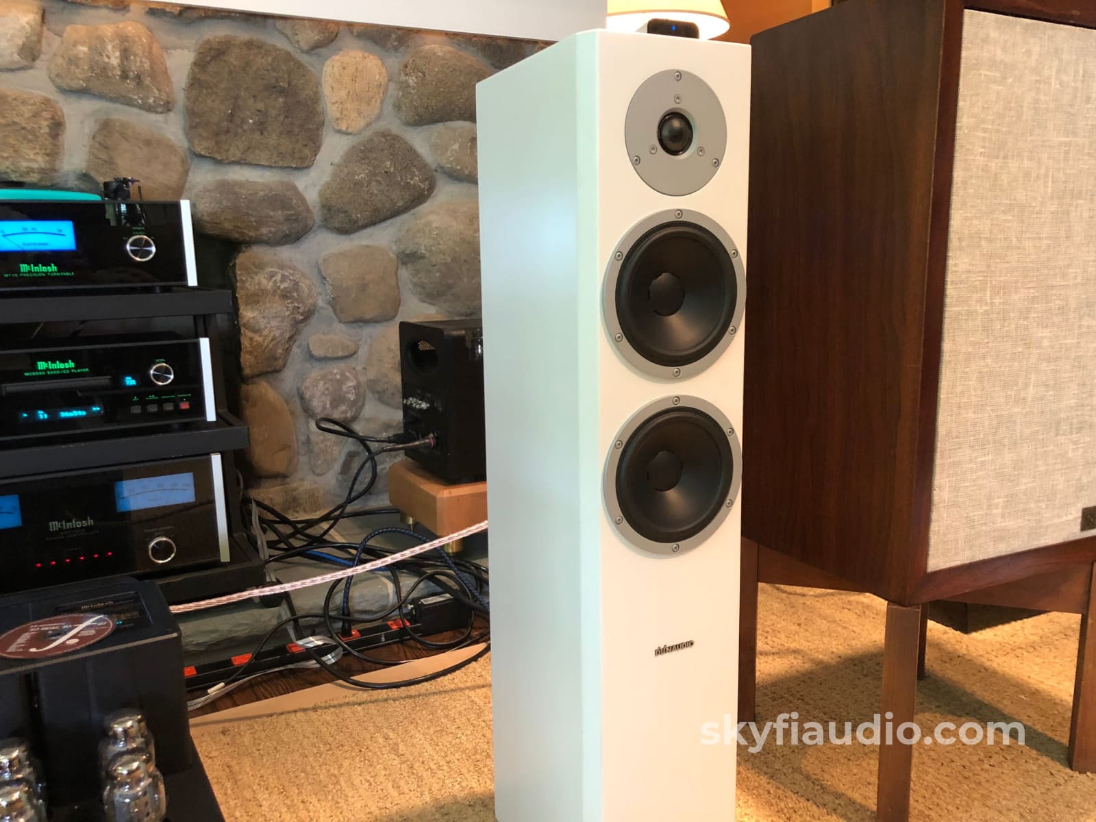 Dynaudio Xeo 6 Powered Speakers In White - Gorgeous!