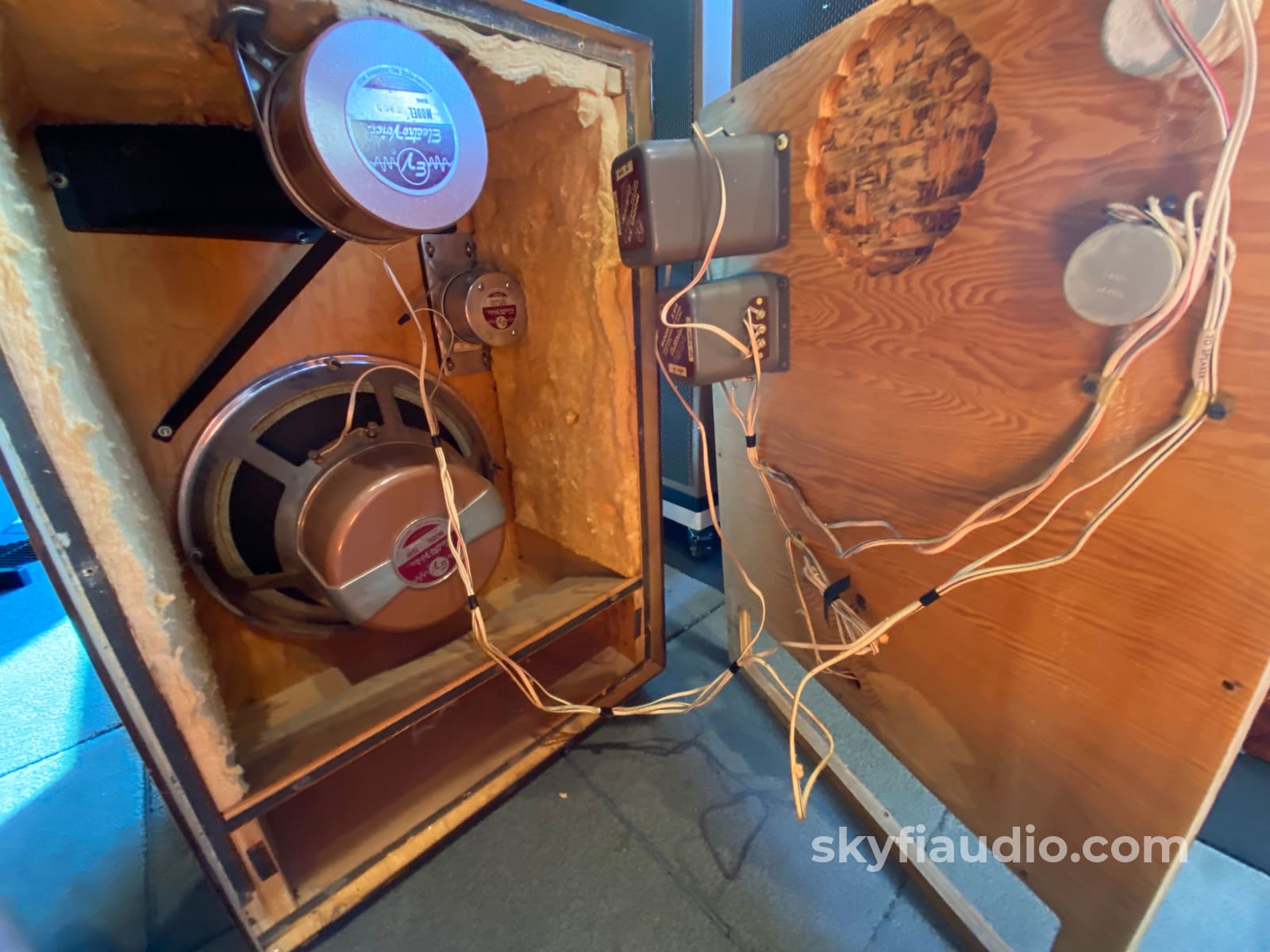 Ev Electro-Voice 15 3-Way Speaker System In Marquis Enclosures Speakers
