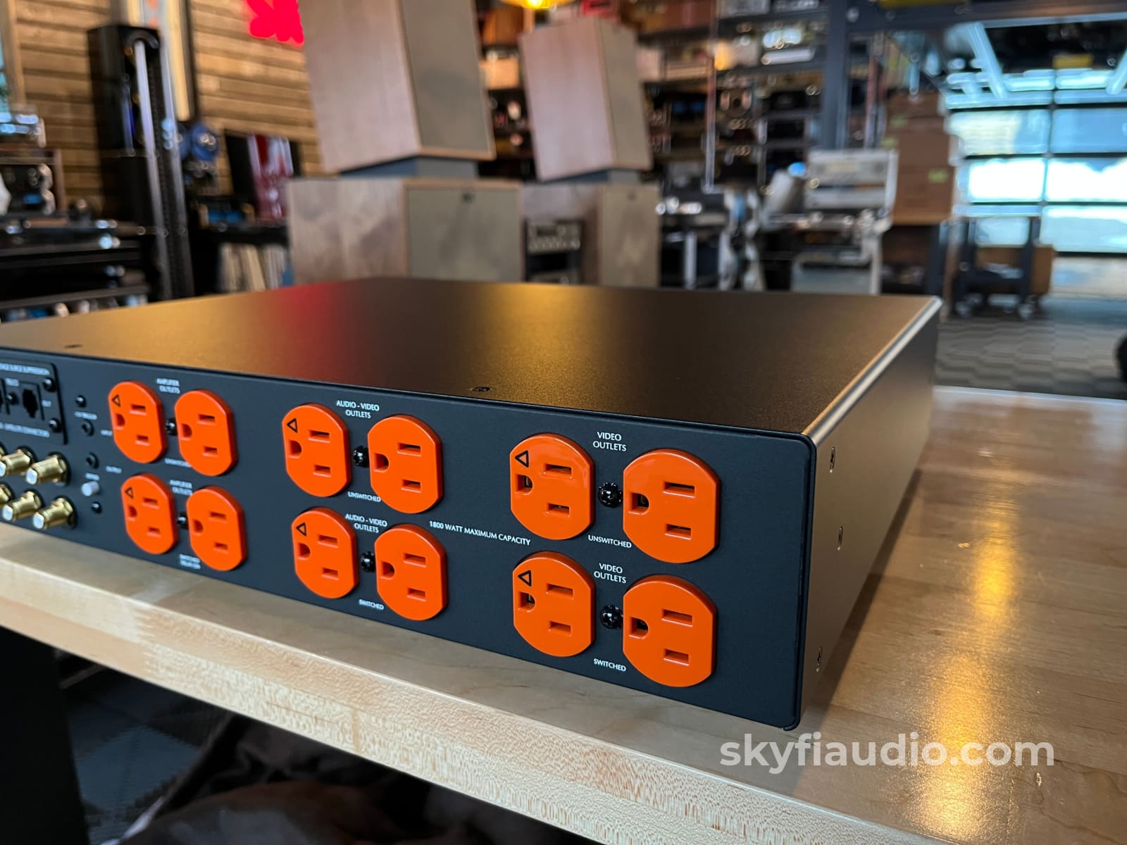 Furman Elite-15 PFi Power Conditioner - 13 Outlet Power Conditioner