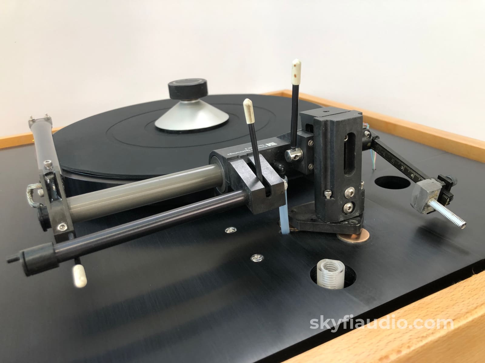 Goldmund Studio Turntable With Eminent Technologies Linear Air Bearing Arm And Grado Cartridge