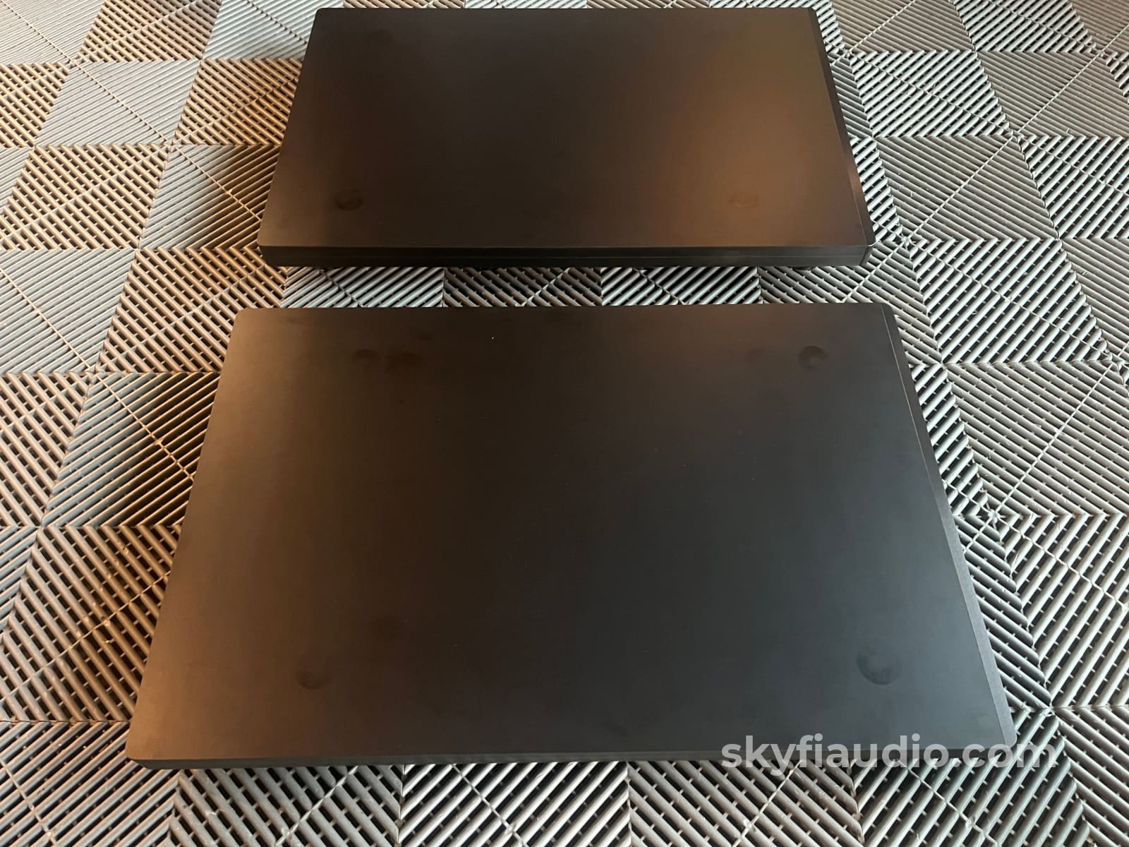 HRS Steel Amplifier Stands 19x29 - For MC901 But Will Fit Many Others Furniture