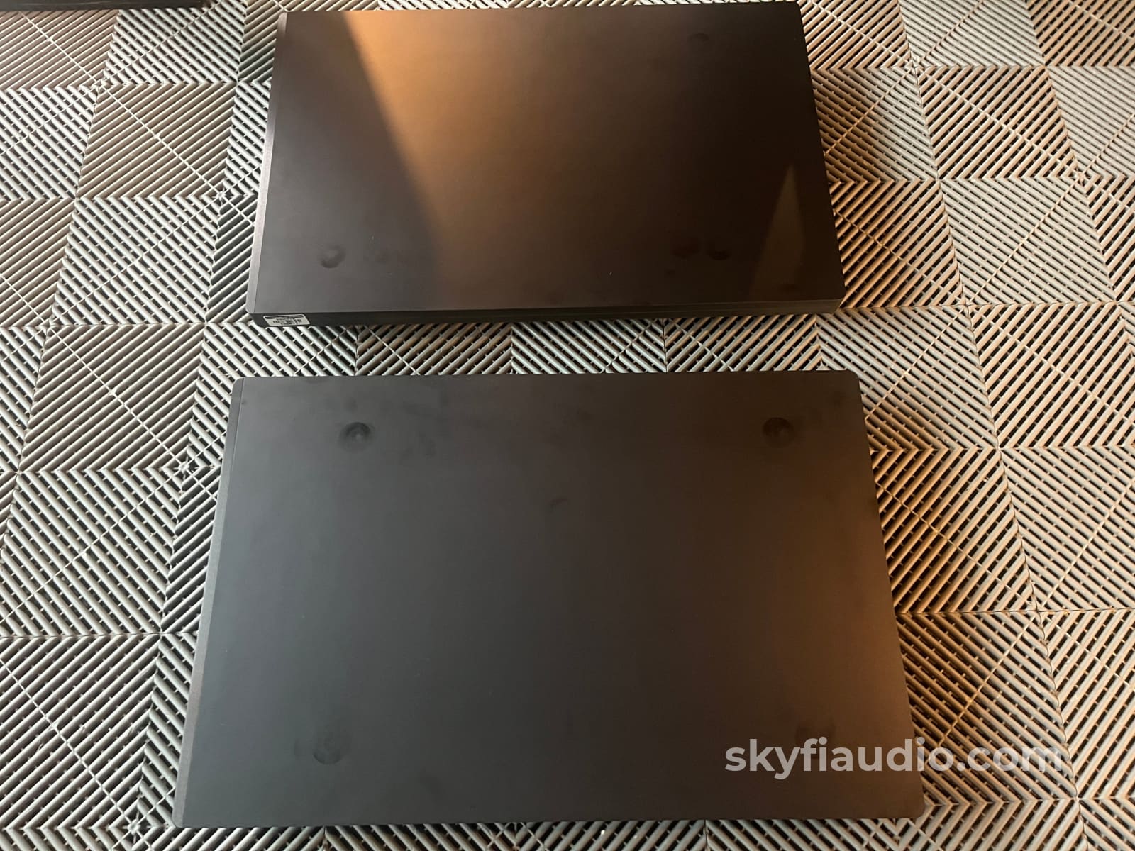 HRS Steel Amplifier Stands 19x29 - For MC901 But Will Fit Many Others Furniture