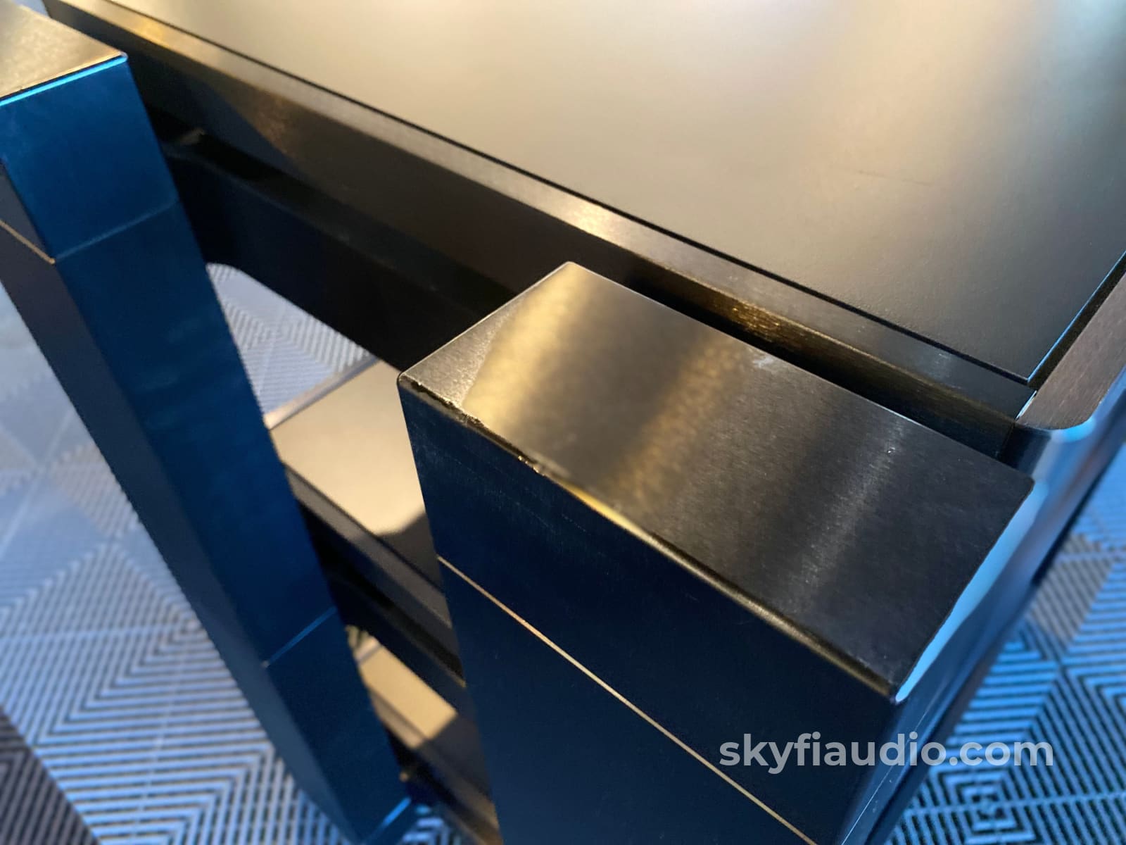 Hrs Vxr 3 Shelf Isolation Rack Accessory