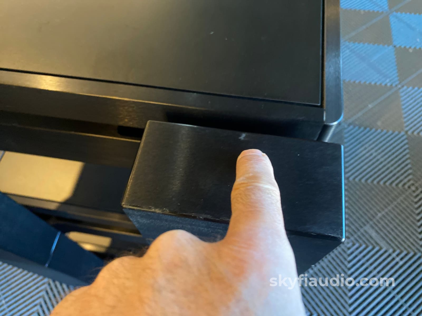 Hrs Vxr 3 Shelf Isolation Rack Accessory