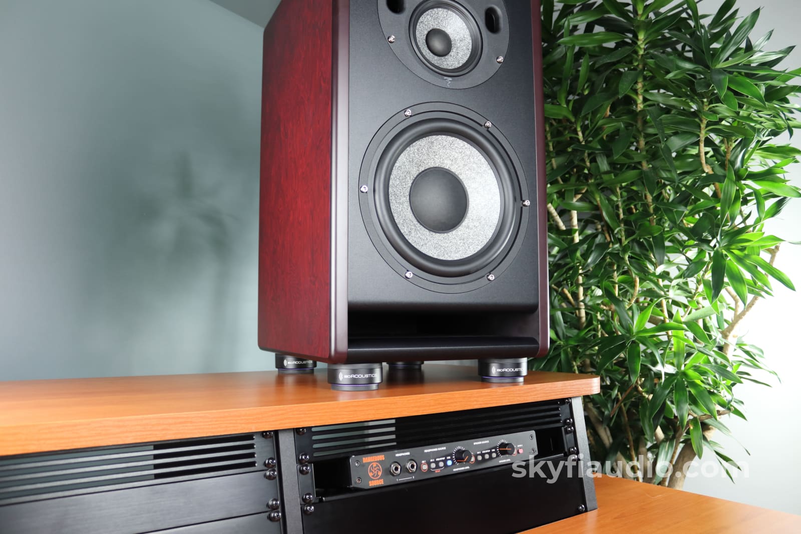 IsoAcoustics ISO-Puck Series for Studio Monitors and Speakers Accessory